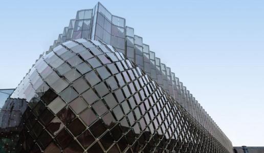 上海中心大廈安裝14萬平米柔性幕墻